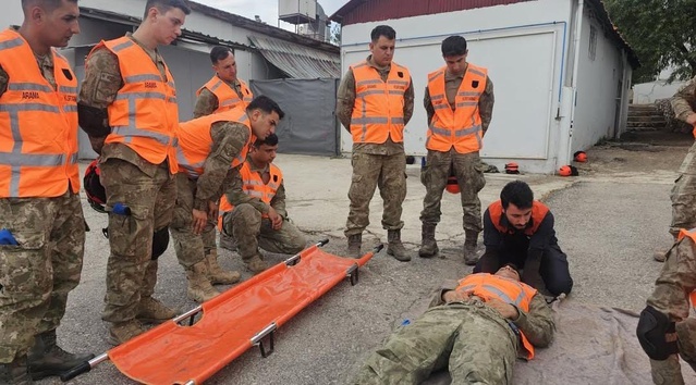 Şırnak İl AFAD Müdürlüğü, Çakırsöğüt'teki enkaz parkurunda ekiplerine eğitim veriyor