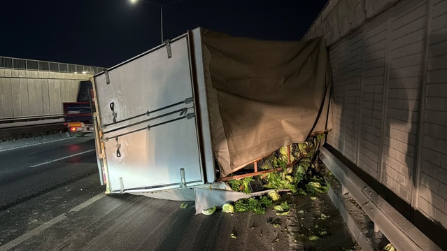 Eskişehir'de 4 ton marul yüklü kamyonet devrildi, sürücü hafif sıyrıkla kurtuldu
