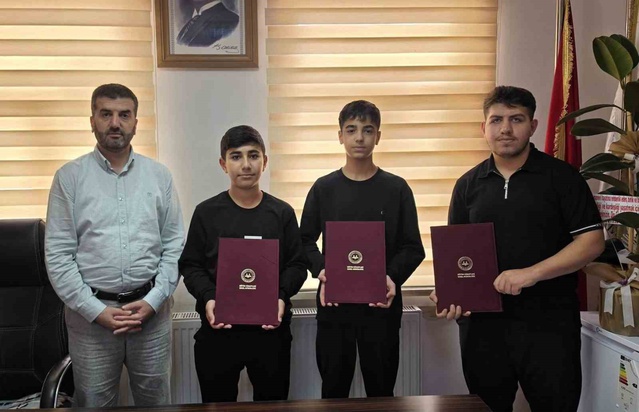 Diyarbakır Çermik'te hafızlık tespit sınavında başarılı 3 öğrenciye belge verildi