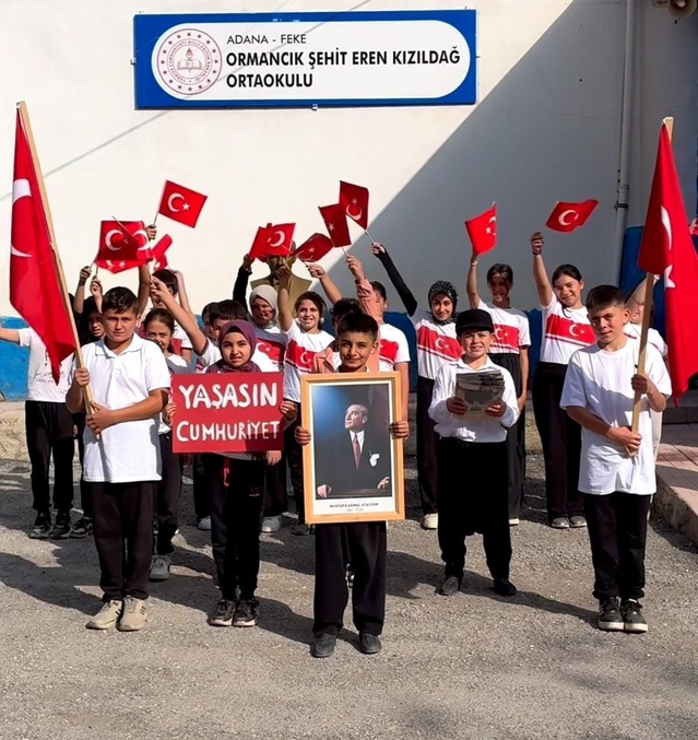 Feke’de köy okulundan Cumhuriyet Bayramı’nda anlamlı kutlama