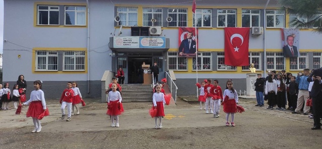 Manisa Sarıgöl'de Cumhuriyet'in 103. yılı kutlandı, Cumhuriyet köşesi ilgi gördü