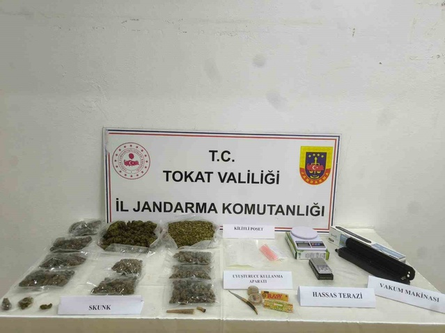 Tokat Erbaa'da 2 şüpheli tutuklandı, operasyonda 1 kilo 780 gram skunk ele geçirildi