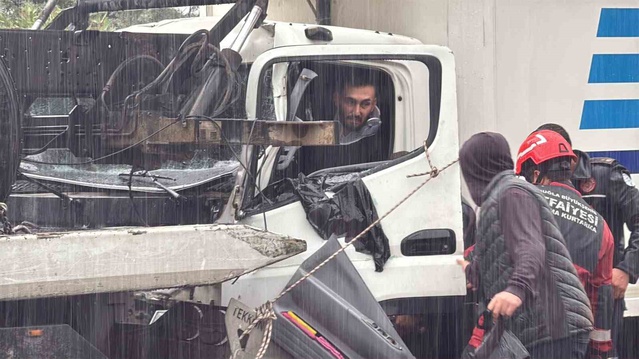 Muğla Menteşe'de yağışta kamyon çekiciye çarptı, sıkışan şoförü itfaiye kurtardı
