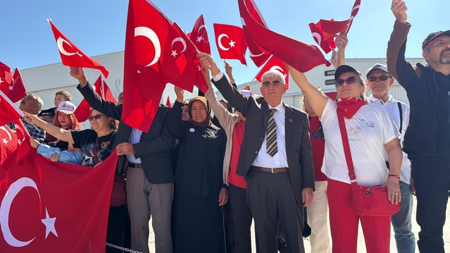 Eskişehir Sivrihisar'da 12'nci hilal yıldız koreografisini Şener'in uçağı tamamladı