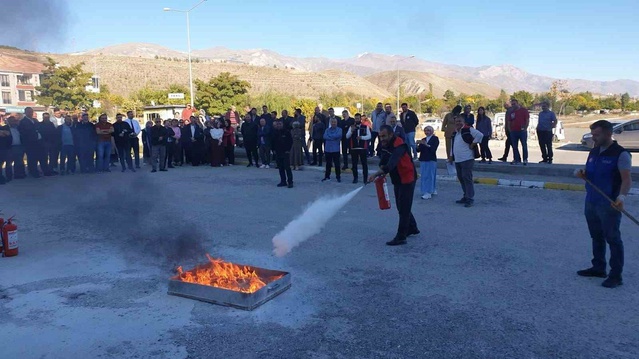 Erzincan'da sağlık personeline AFAD'la yangın söndürme tatbikatı düzenlendi