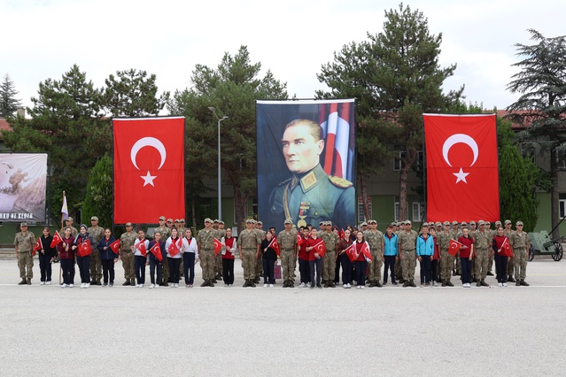 Kara Kuvvetleri, Mehmetçikle Bir Gün Projesi'nde öğrencileri kışlalarda ağırladı