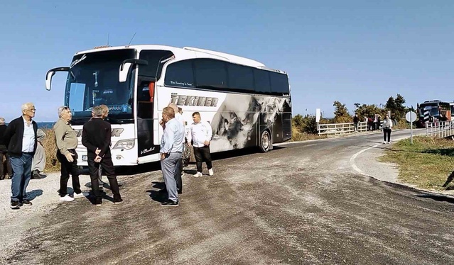 Cide'de heyelanla kapanan yol, ulaşımı 14 aydır köy yoluna yönlendiriyor