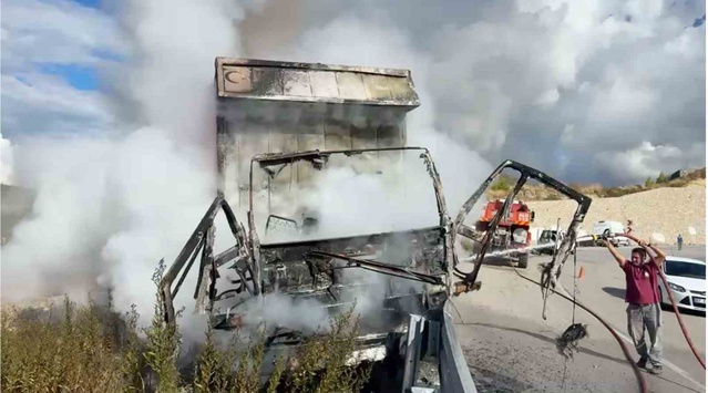 Manavgat'ta yanan kamyon sürücüsü, başkalarına zarar gelmesin diye yola atladı