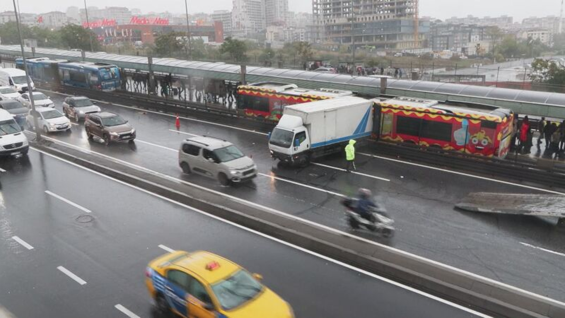 İstanbul E-5’te trafiği kilitleyen kaza