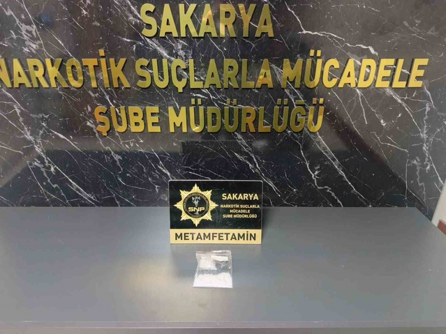 Sakarya'da uyuşturucu getiren 2 şüpheli, 25,68 gram metamfetaminle tutuklandı