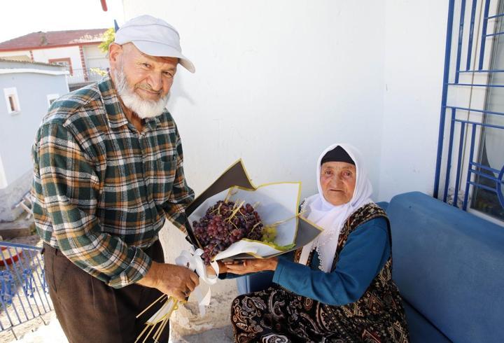 58 yıllık eşine çiçek yerine üzüm buketi hediye etti