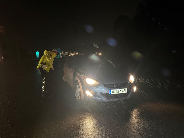 Sapanca'da bazı bungalovlar su altında kaldı, Karapürçek'te 48 kişi tahliye edildi