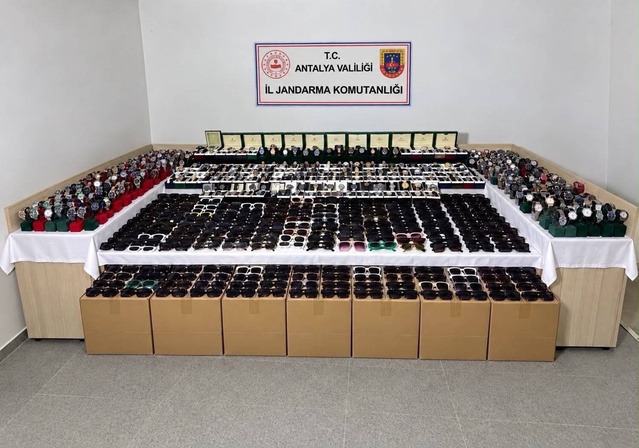 Antalya Aksu'da depoda 5 milyon 250 bin TL'lik kaçak gözlük ve saat ele geçirildi
