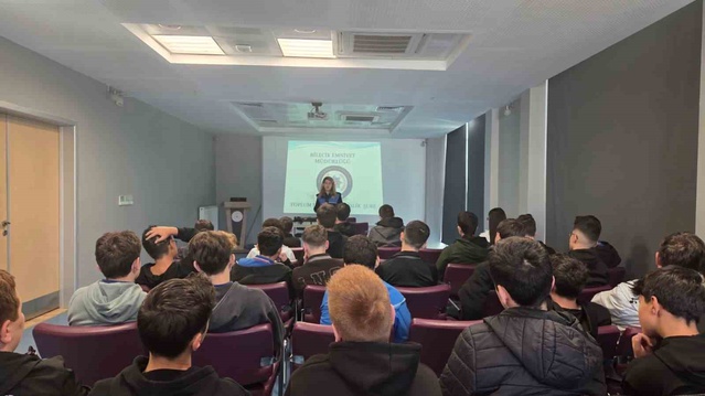 Bilecik'te 95 lise öğrencisi akran zorbalığı ve güvenli internet eğitimi aldı