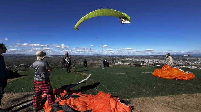 Sakarya'da güneşle Kıran Tepe'de yaklaşık 20 kişilik yamaç paraşütü etkinliği yapıldı