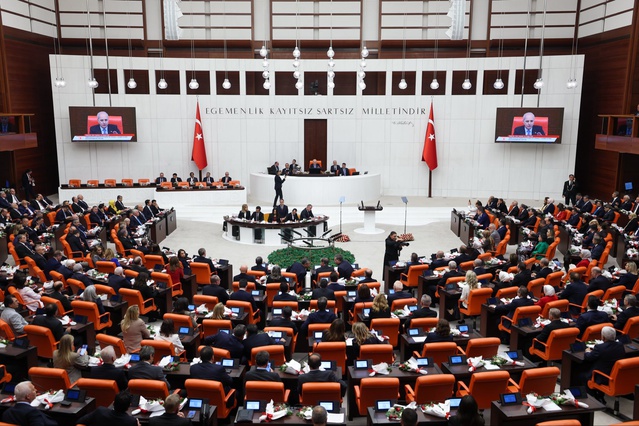 Kızılay teklifinin ilk 3 maddesi TBMM'de kabul edildi, başörtüsü tartışması yaşandı