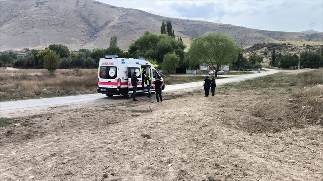 Kayseri Yahyalı'da trafik levhalarına çarpan araç dereye devrildi, sürücü yaralandı