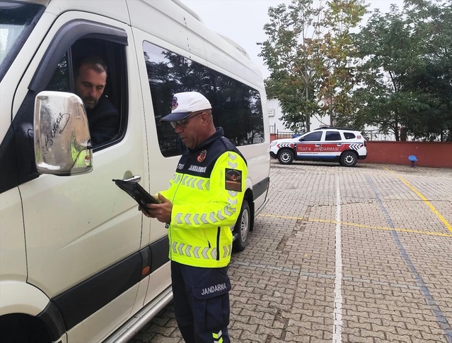 Hayrabolu'da jandarma, öğrenci servislerini denetleyip sürücülere bilgilendirme yaptı