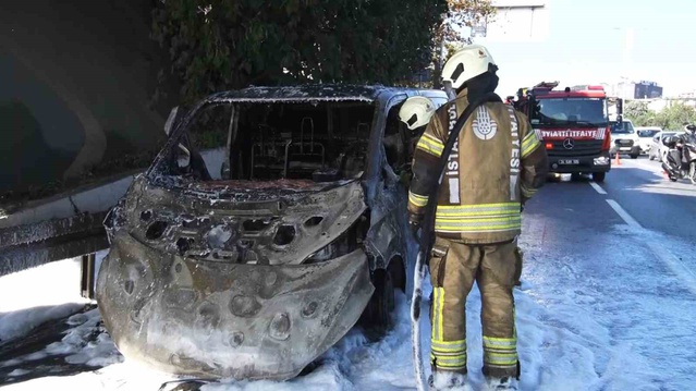 Bayrampaşa'da motorundan duman çıkan panelvan alev alarak kullanılamaz hale geldi
