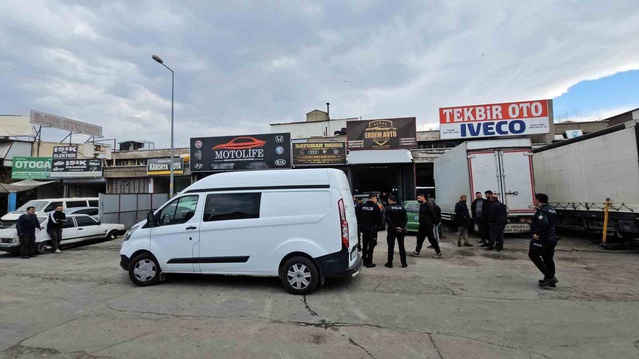 Kayseri Kocasinan'da oto tamircisinde tüfekle ateş açılması 1'i ağır 3 kişiyi yaraladı
