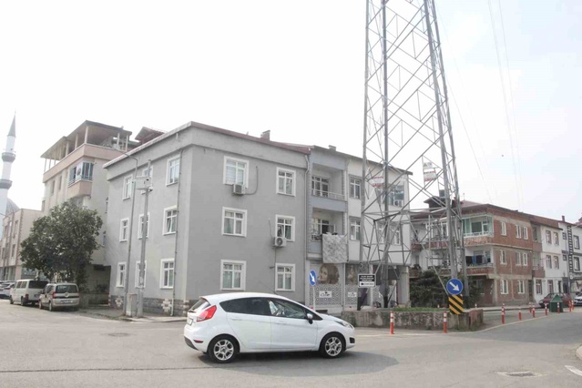 Ordu'da cadde ortasındaki 170 bin voltluk direk araç geçişini zorlaştırıyor