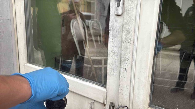 Eskişehir'de berber dükkanına kundaklama girişimi yapıldı, şüpheliler aranıyor