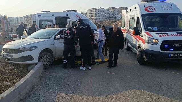 Siirt'te motosikletle çarpışan otomobil kavşaktaki yapıya çarptı, 2 kişi yaralandı