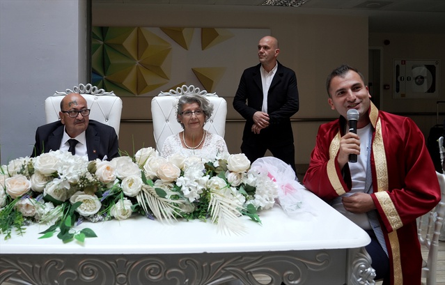Beylikdüzü Huzurevi'nde Fatma ve Haluk Yüksel iki aylık nişanlılık sonrası evlendi
