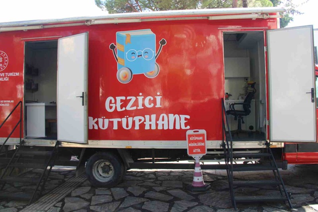 Muğla'da güçlendirme süren kütüphanede hizmet, 5 bin kitaplı gezici araçla sürüyor