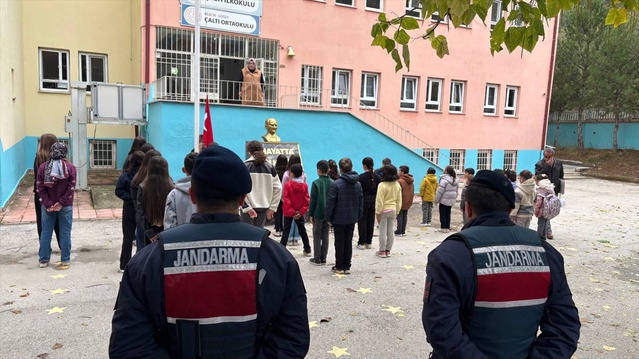 Bilecik'te jandarma ve polis, 20 okul çevresinde güvenlik denetimlerini sürdürüyor