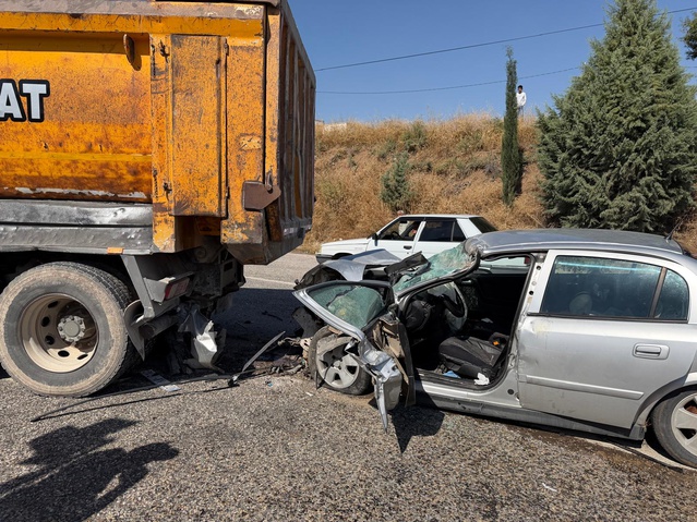 Adıyaman Kahta'da otomobil hafriyat kamyonuna arkadan çarptı, 2'si ağır 3 kişi yaralandı