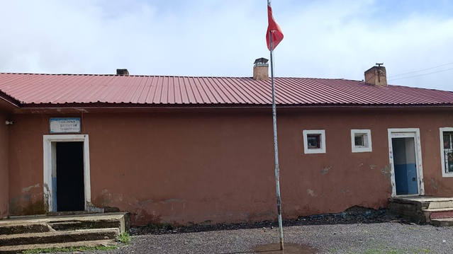 Ağrı Patnos'ta tiyatro oyunundan elde edilen gelirle Derecik Köyü İlkokulu onarıldı