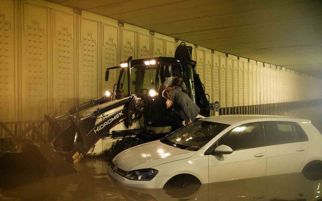 İstanbul'da su basan alt geçitte mahsur kalan kadın sürücüyü iş makinesi kurtardı