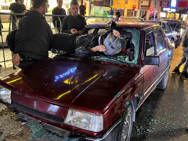 Düzce'de motosiklet otomobile çarptı, sürücü ön camdan araç içine girerek yaralandı