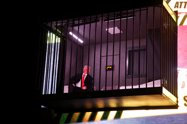 Tahran'da Trump kostümlü oyuncu sembolik hapishaneye kapatıldı