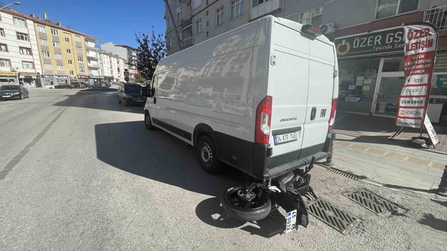 Karaman'da minibüsün altına giren motosikletteki 19 yaşındaki yolcu yaralandı