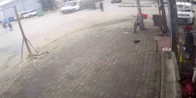 İzmir Bornova'da kamyonetin altına giren motosikletin sürücüsü sıyrıklarla kurtuldu