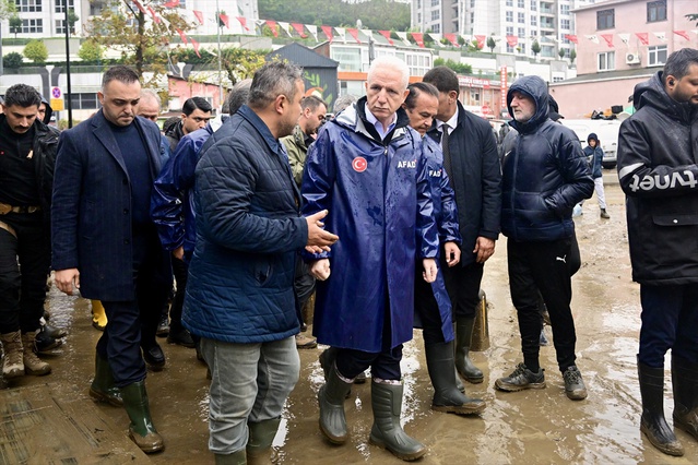 İstanbul Valisi Gül, Sarıyer'deki selde 2 bin 500 kişinin kurtarıldığını açıkladı