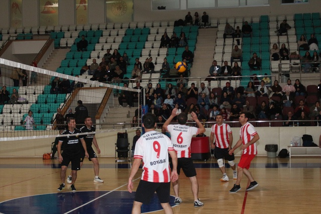 Boyabat'ta 13. Kamu Kurumları Voleybol Turnuvası'nı İlçe Emniyet Müdürlüğü kazandı