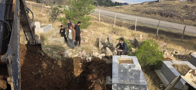 Gerger'de yaşlı çift ölüm sonrasına hazırlandı: Kabirlerini iş makinesiyle kazdırdılar