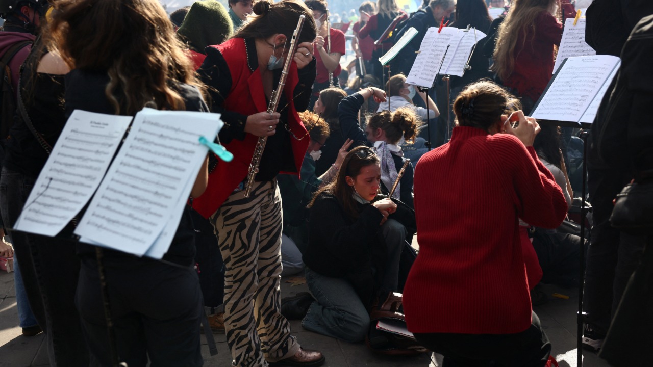 Eylemlere destek için sokağa çıkan orkestra, gaz altında bile susmadı. Şarkılar dikkat çekti