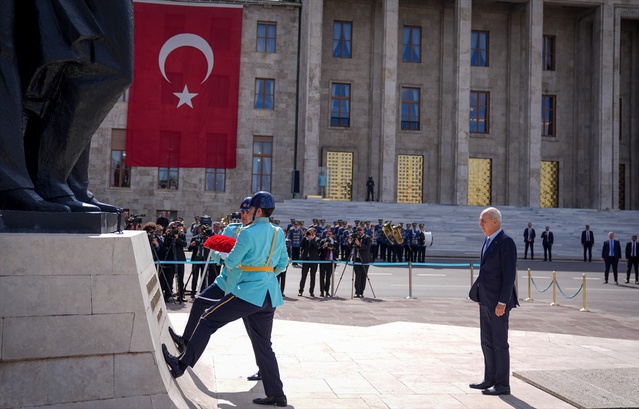 Meclis'te 28. Dönem 5. Yasama Yılı açılışı için Atatürk Anıtı'na çelenk bırakıldı