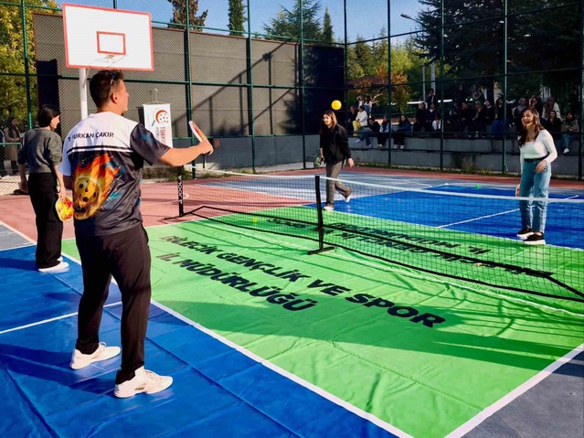 Bilecik'te yurt öğrencileri pickleball tanıtımında farklı spor dalıyla buluştu