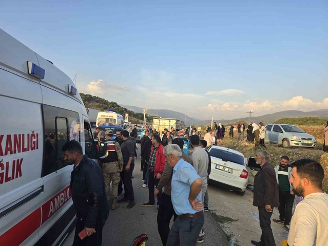 Bingöl'de kontrolden çıkan otomobilde 1'i ağır 3 kişi yaralandı
