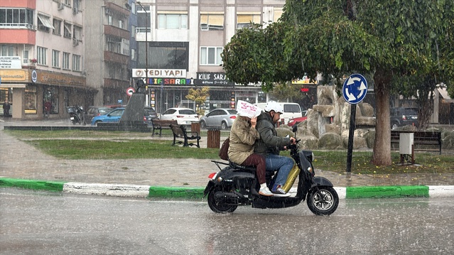 Kırklareli'nde sağanak şiddetlendi, cadde ve sokaklarda su birikintileri oluştu