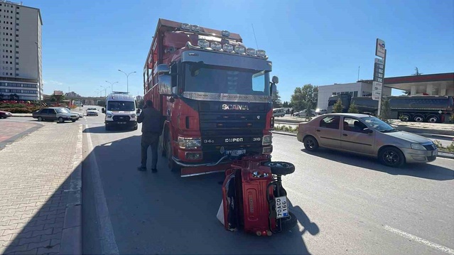 Karaman'da kamyonla çarpışan elektrikli bisiklet 10 metre sürüklendi, 2 yaralı