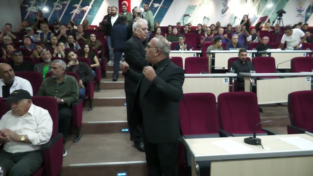 İzmir Çiğli Meclisi'nde protesto sırasında Başkan Yıldız'a su fırlatıldı