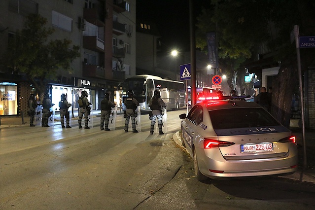 Göstericiler Priştine'de Meclis'e havai fişek attı, polis TOMA ile müdahale etti
