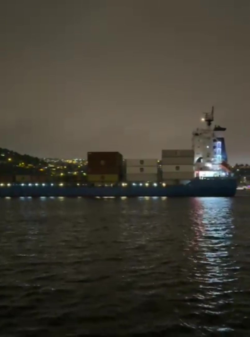 İstanbul Boğazı'nda gemi arızası. Sürüklenerek ters döndü