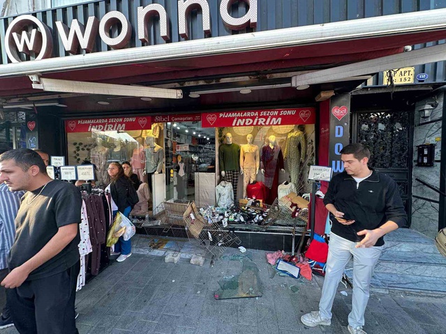 İzmir Konak'ta otomobil iş yerine girdi, ölen yaralanan yok; zarar 100 bin TL'yi aştı